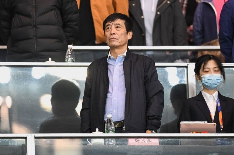 海报中爆梗天团欢乐集结，女神克拉拉意外;闯入则让笑匠们神态各异，手握红包开启一场啼笑皆非的追份子钱之旅